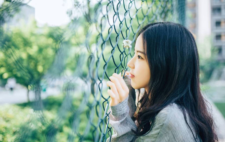 “不成功，便成仁。”吕布默默地点了点头，看了贾诩一眼，叹了口气：“虽然无法认同，至少我们做不到，但这种人，的确让人敬佩，传我命令，让礼部在周瑜葬礼之上，送一份礼物过去，表达一下我军对周瑜的敬意。”